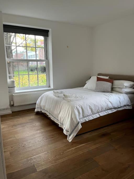 Stylish, spacious 2 bed 2 bath near Hoxton Square