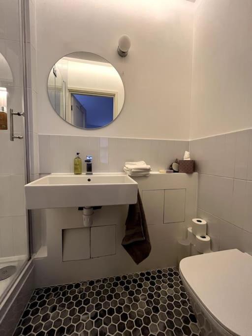 Stylish, spacious 2 bed 2 bath near Hoxton Square