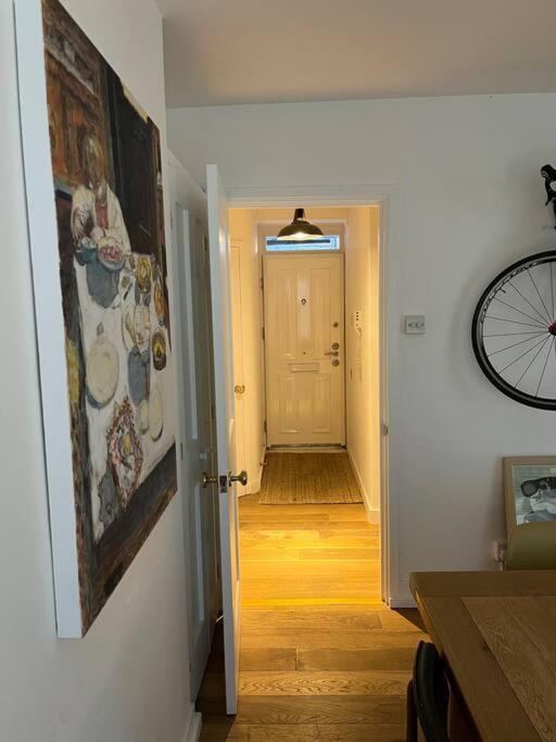 Stylish, spacious 2 bed 2 bath near Hoxton Square