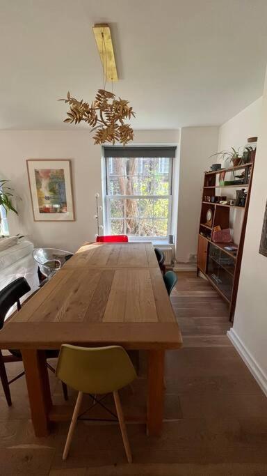 Stylish, spacious 2 bed 2 bath near Hoxton Square