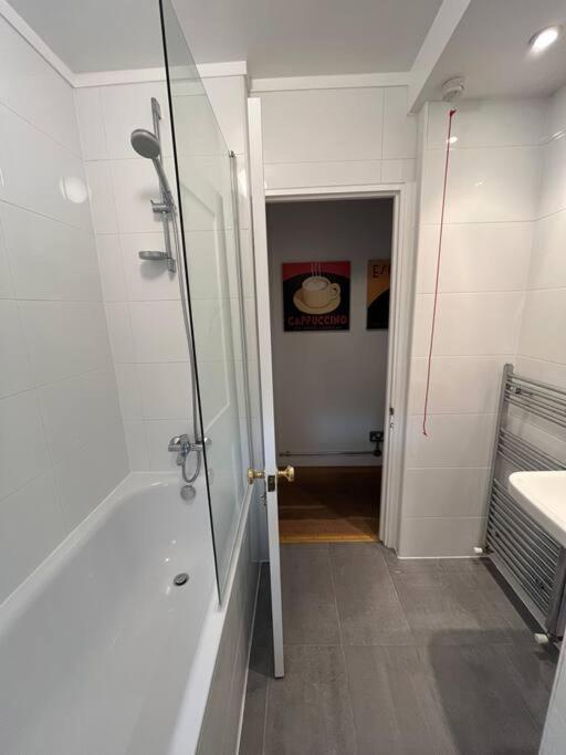 Stylish, spacious 2 bed 2 bath near Hoxton Square