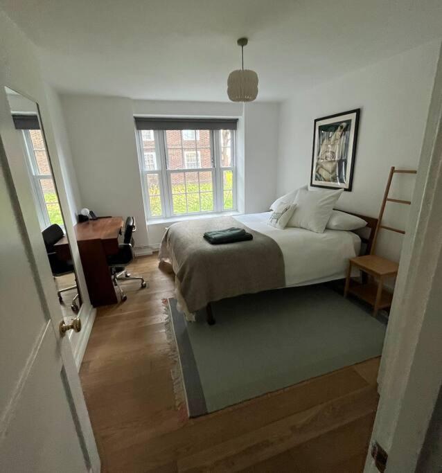 Stylish, spacious 2 bed 2 bath near Hoxton Square