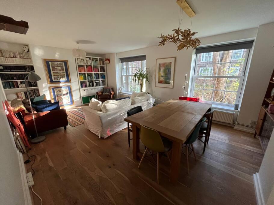 Stylish, spacious 2 bed 2 bath near Hoxton Square