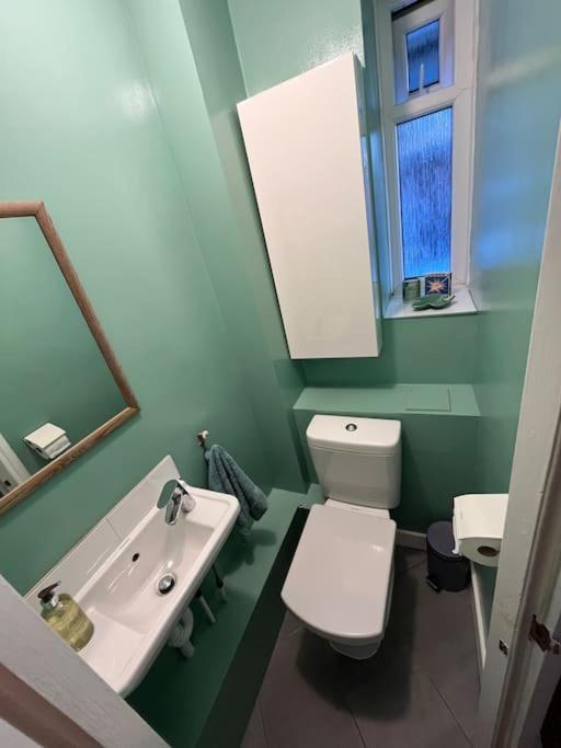 Stylish, spacious 2 bed 2 bath near Hoxton Square