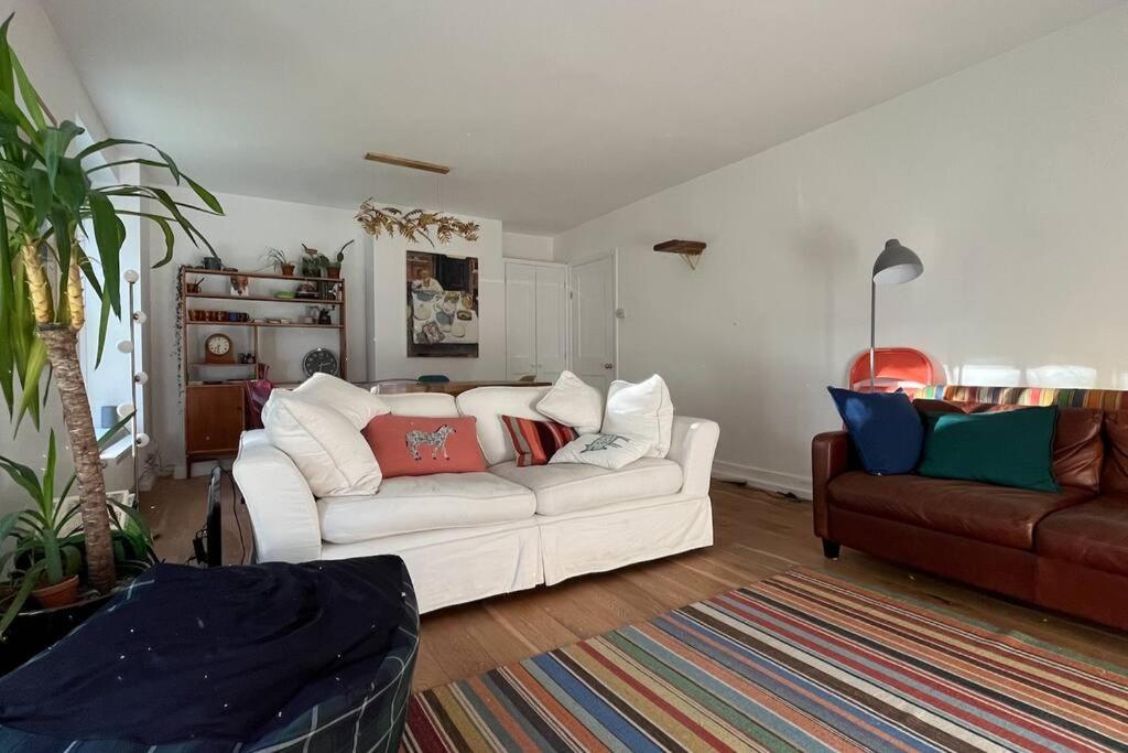 Stylish, spacious 2 bed 2 bath near Hoxton Square