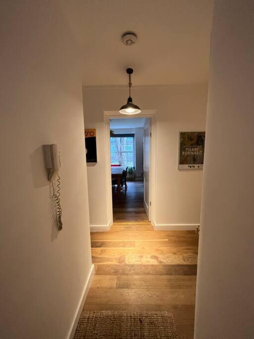Stylish, spacious 2 bed 2 bath near Hoxton Square