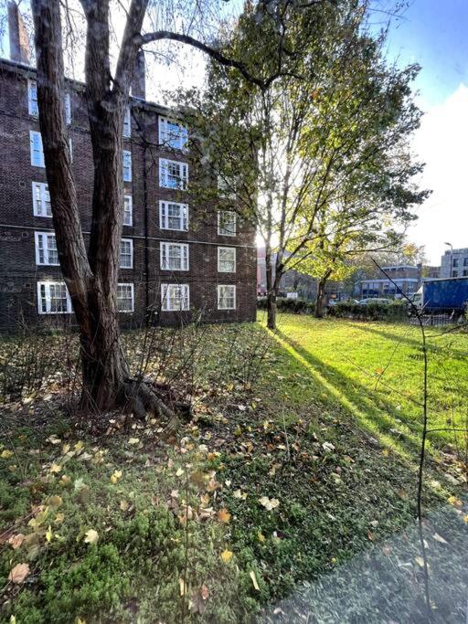 Stylish, spacious 2 bed 2 bath near Hoxton Square