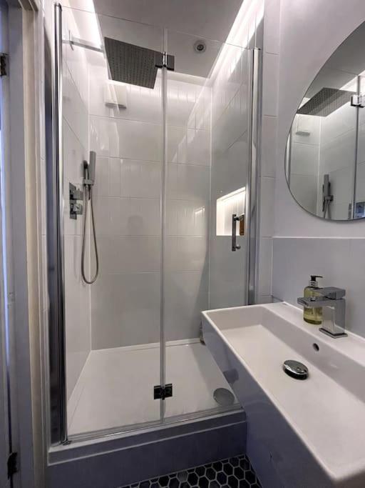 Stylish, spacious 2 bed 2 bath near Hoxton Square