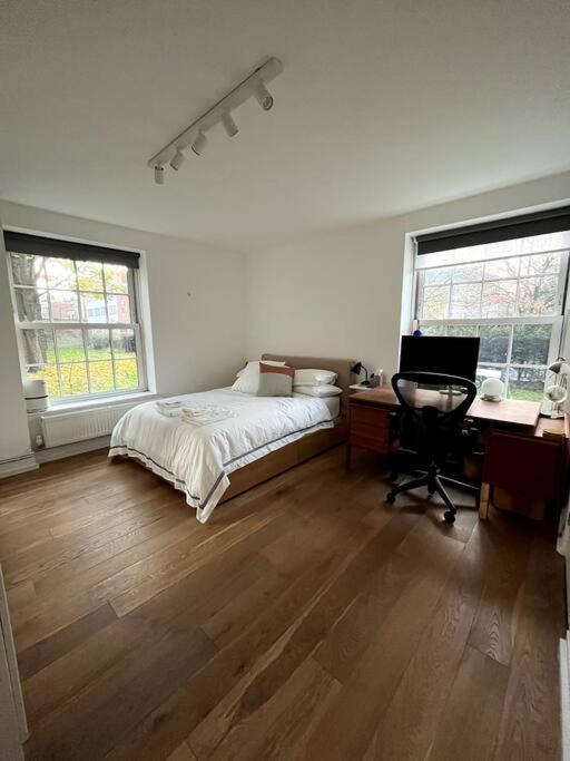 Stylish, spacious 2 bed 2 bath near Hoxton Square