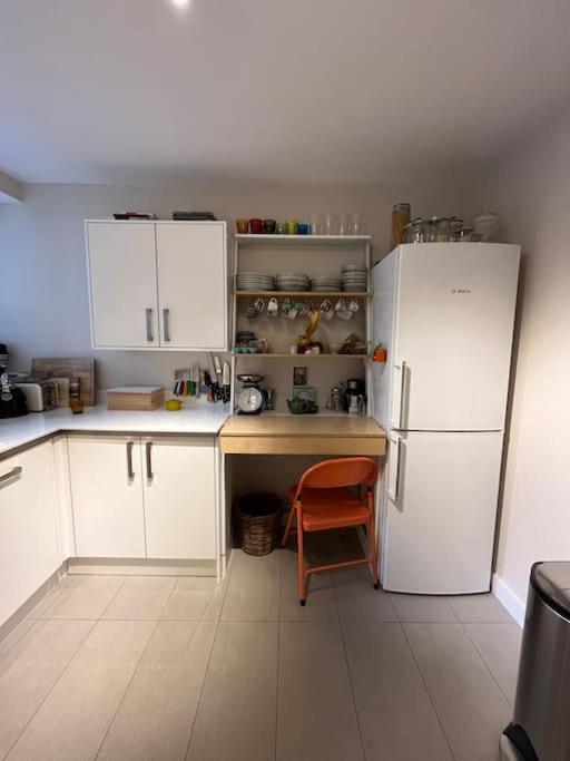 Stylish, spacious 2 bed 2 bath near Hoxton Square