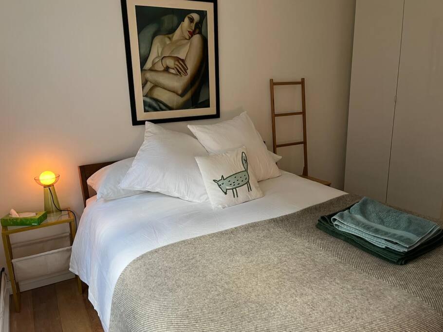 Stylish, spacious 2 bed 2 bath near Hoxton Square