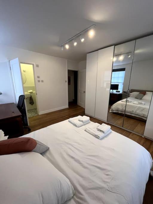 Stylish, spacious 2 bed 2 bath near Hoxton Square