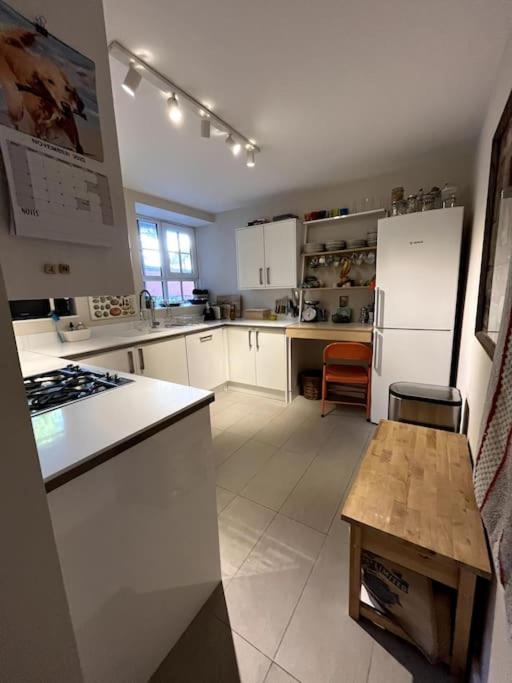 Stylish, spacious 2 bed 2 bath near Hoxton Square