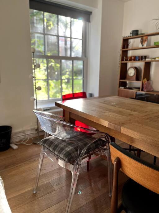 Stylish, spacious 2 bed 2 bath near Hoxton Square
