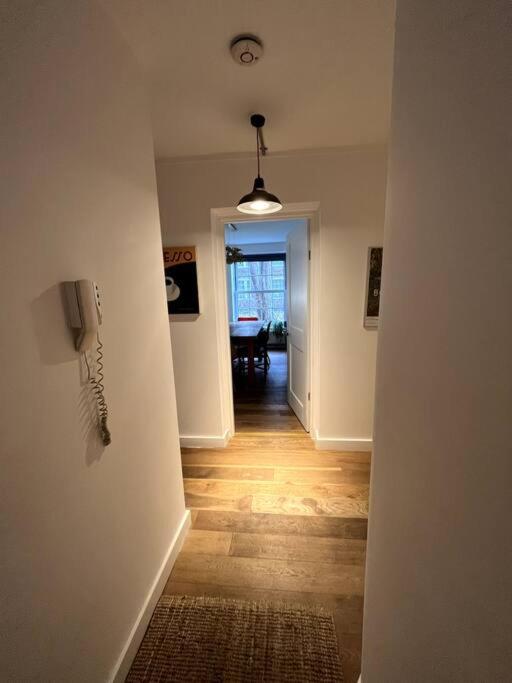 Stylish, spacious 2 bed 2 bath near Hoxton Square