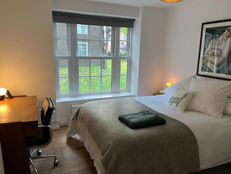 Stylish, spacious 2 bed 2 bath near Hoxton Square