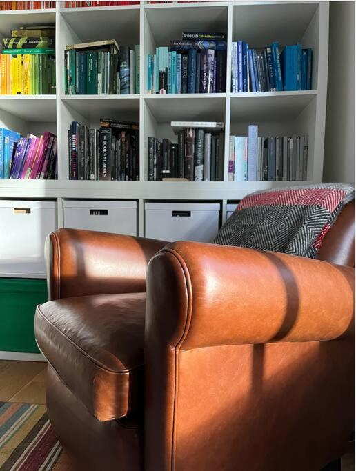 Stylish, spacious 2 bed 2 bath near Hoxton Square