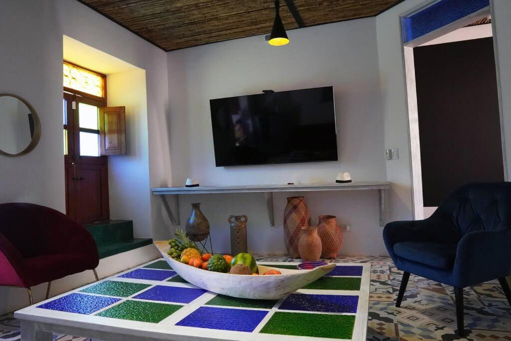 Nueva en San Antonio Cali, La casa de Toña