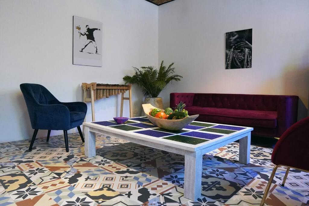 Nueva en San Antonio Cali, La casa de Toña
