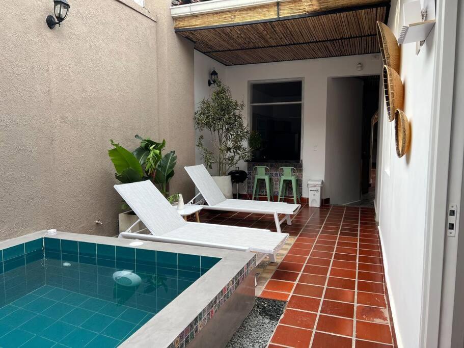 Nueva en San Antonio Cali, La casa de Toña