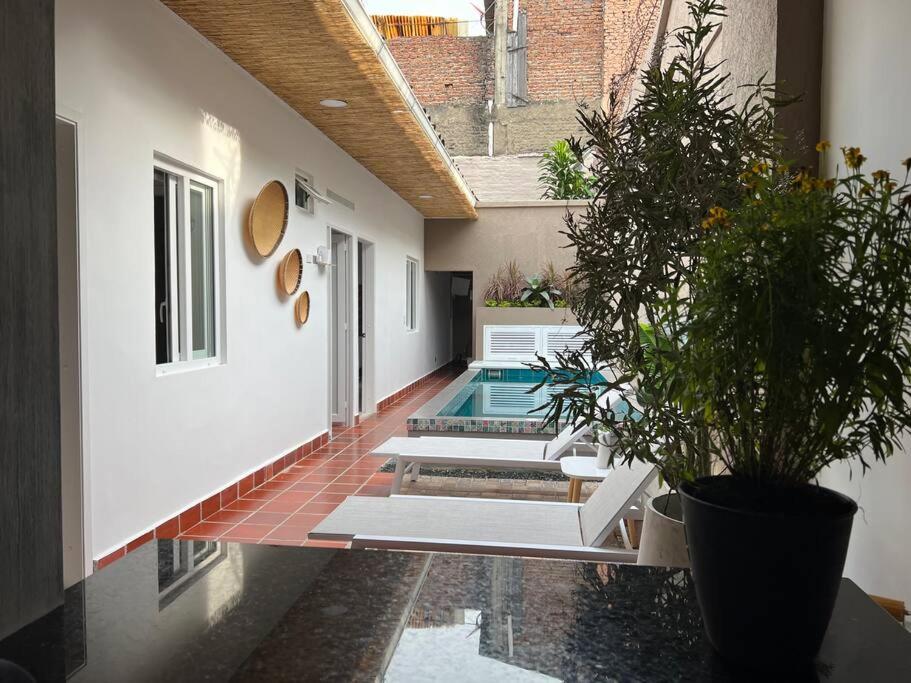 Nueva en San Antonio Cali, La casa de Toña