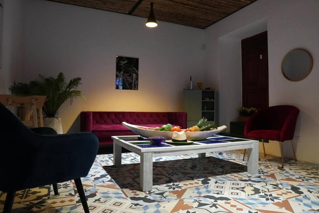 Nueva en San Antonio Cali, La casa de Toña