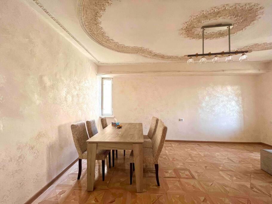 Saryan Apartment with a Balcony
