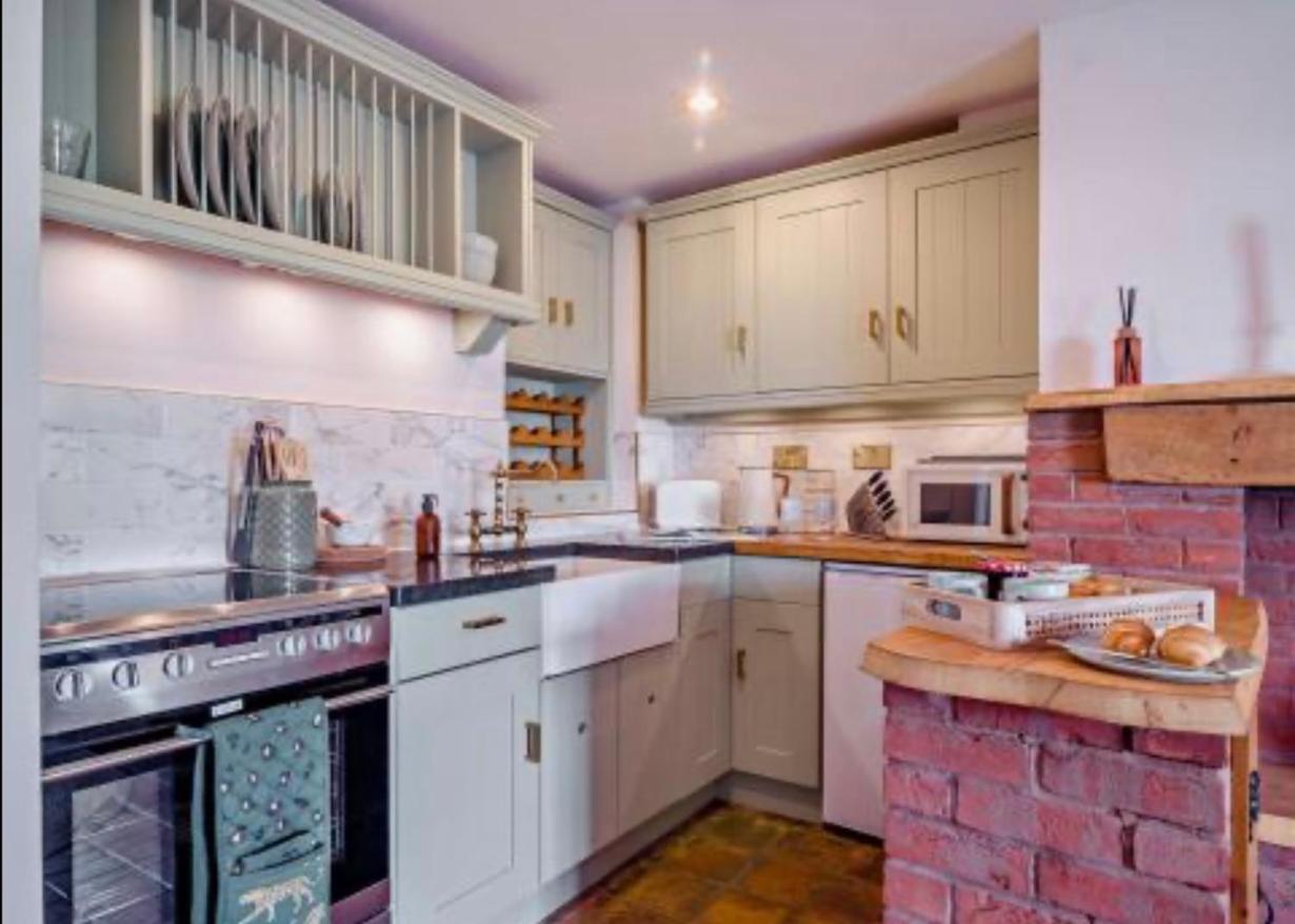 Carpenters Cottage Quirky home Seaside town view 3