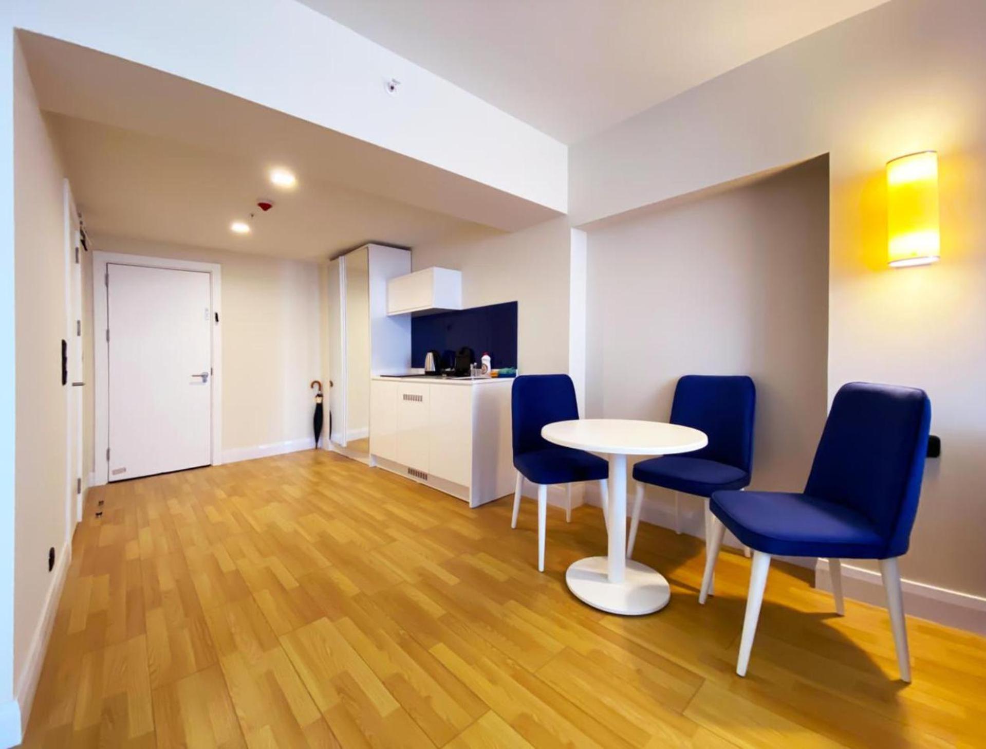 OrbiCity - Apartment - Sleeps4 - Seaside - Parking view 5