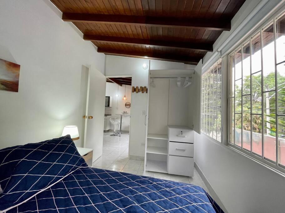 Bright Cozy Studio for 1-2 People, Fast Wifi