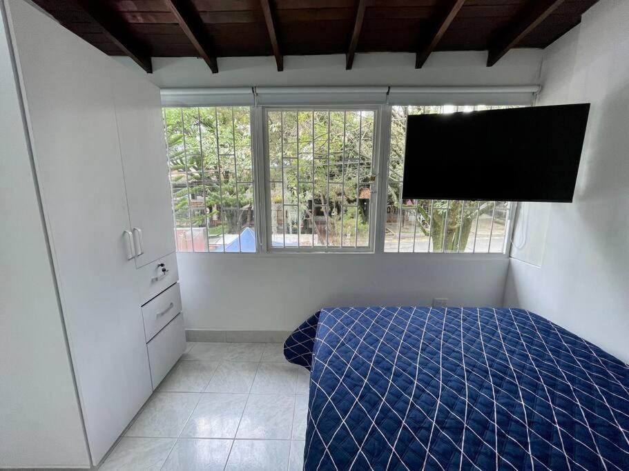 Bright Cozy Studio for 1-2 People, Fast Wifi