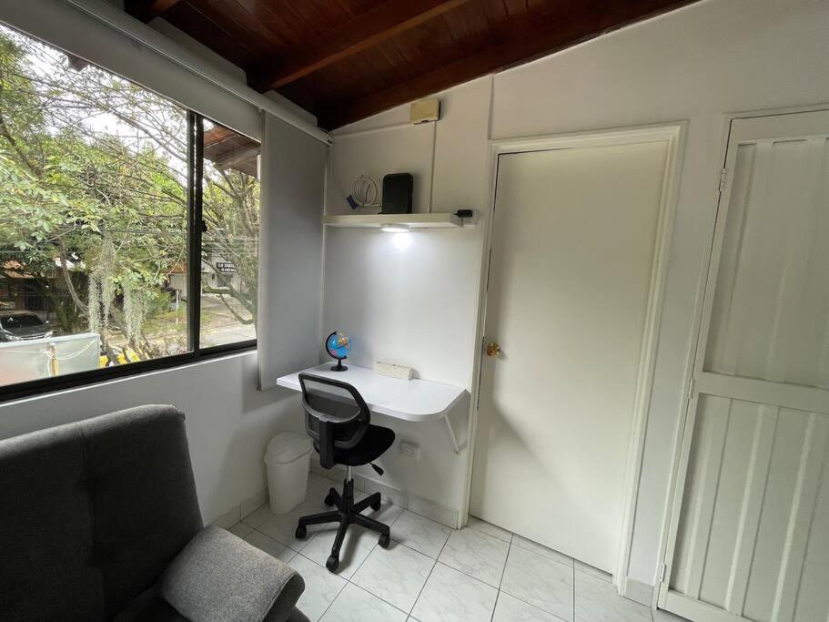 Bright Cozy Studio for 1-2 People, Fast Wifi