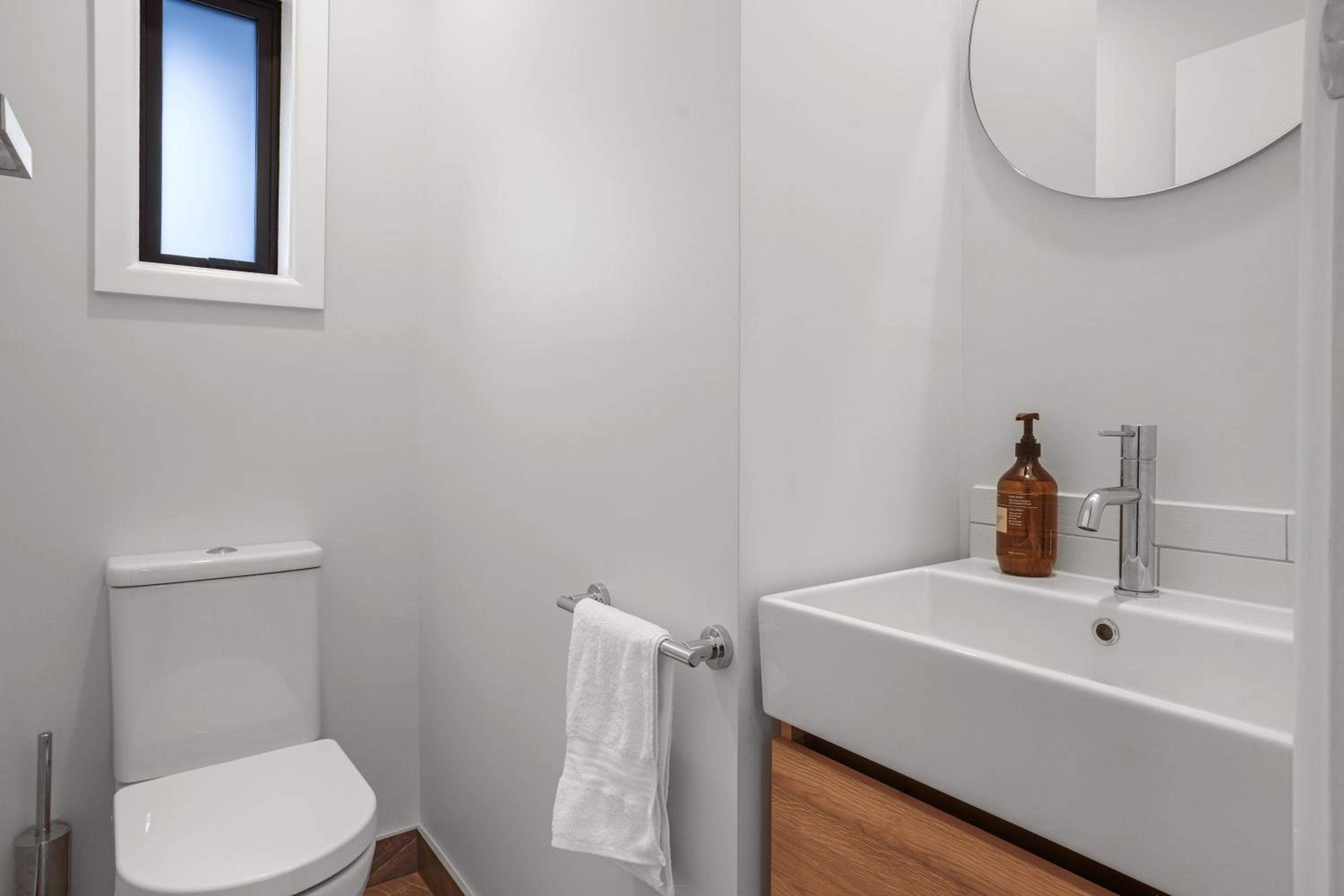 Private Family 4BR Home, Near Airport, Free Parking