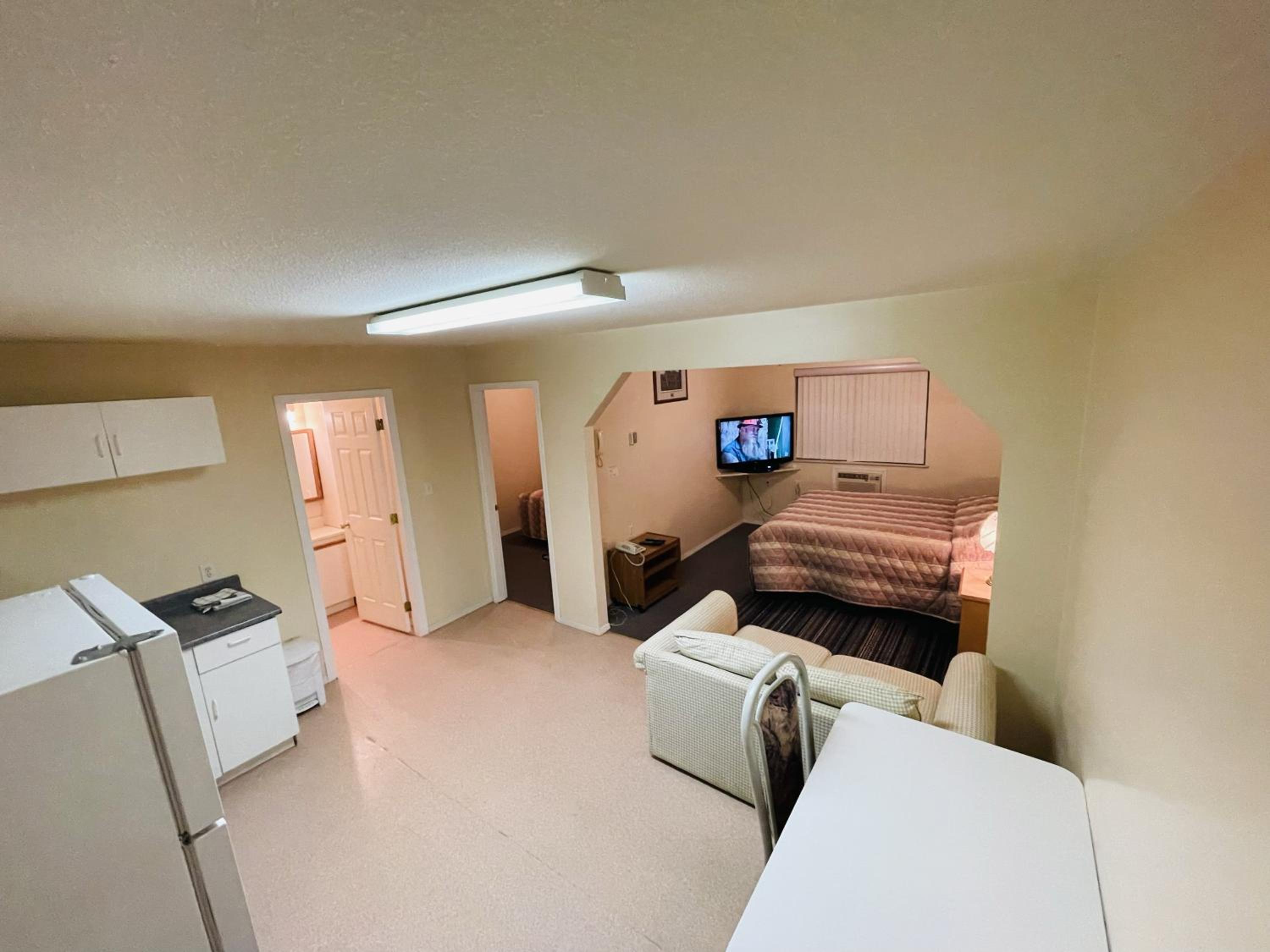 Quesnel Vacations - Fraser Bridge Inn - Property Image 3