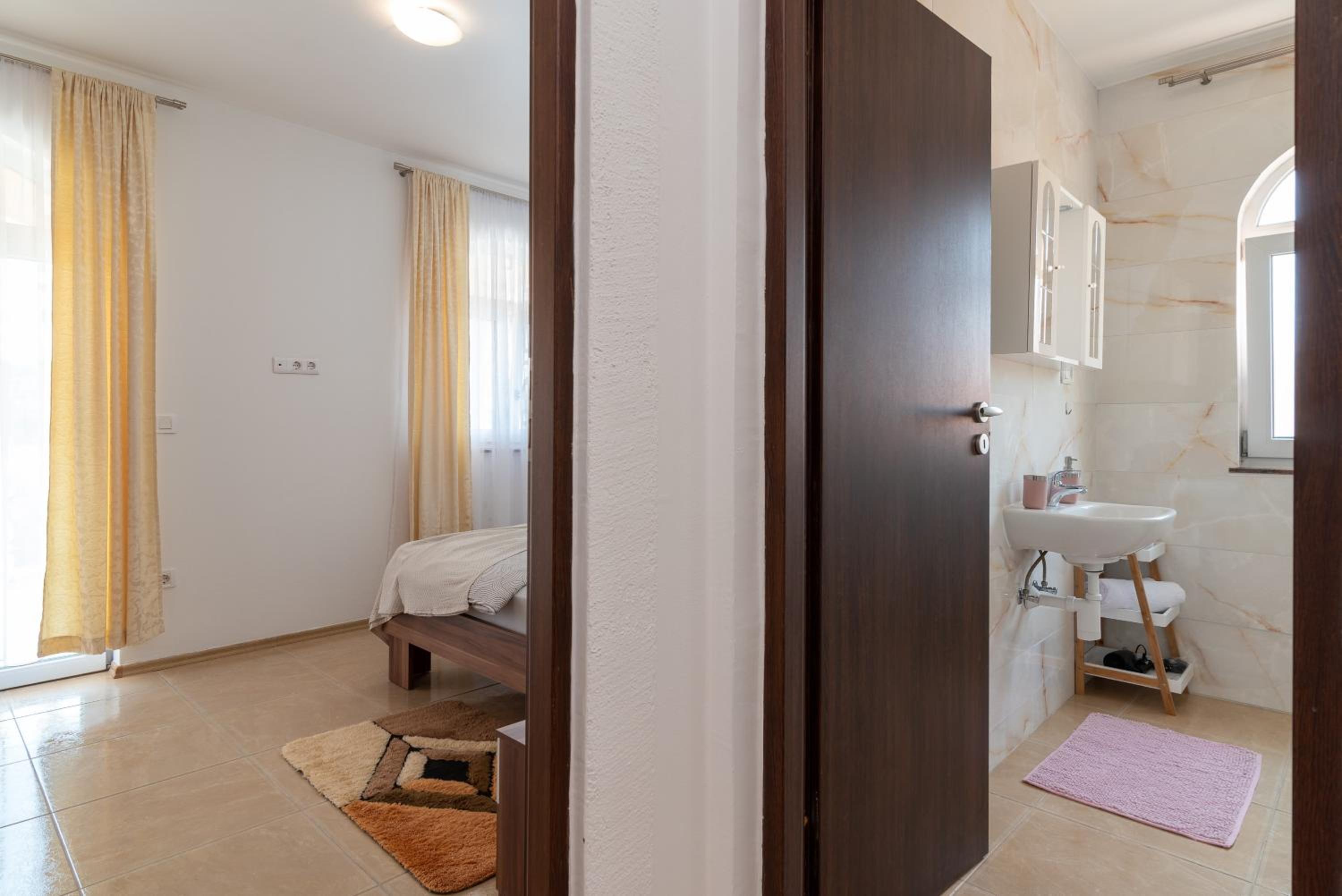 A 2 - seafront apt with balcony 1 min to beach