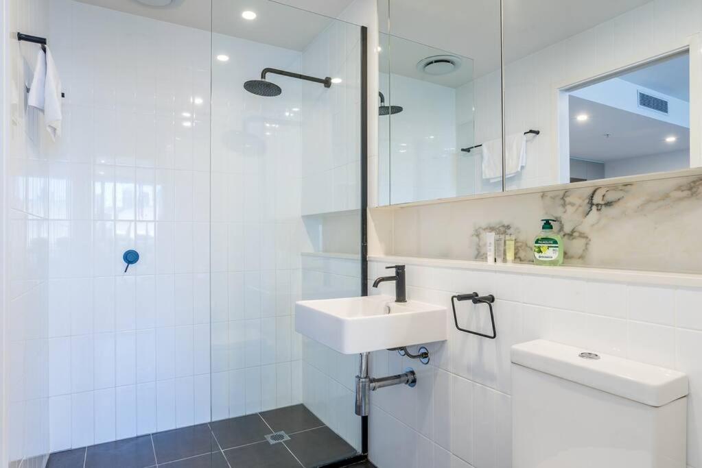South Bank Central 1 bedroom apartment with Parking