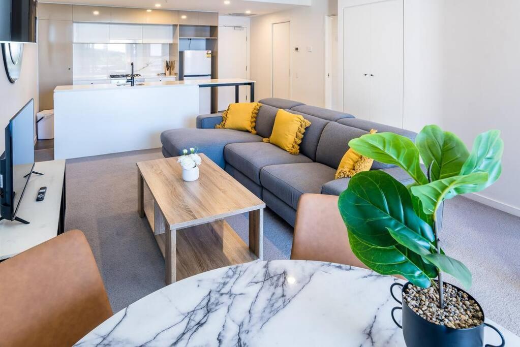 South Bank Central 1 bedroom apartment with Parking