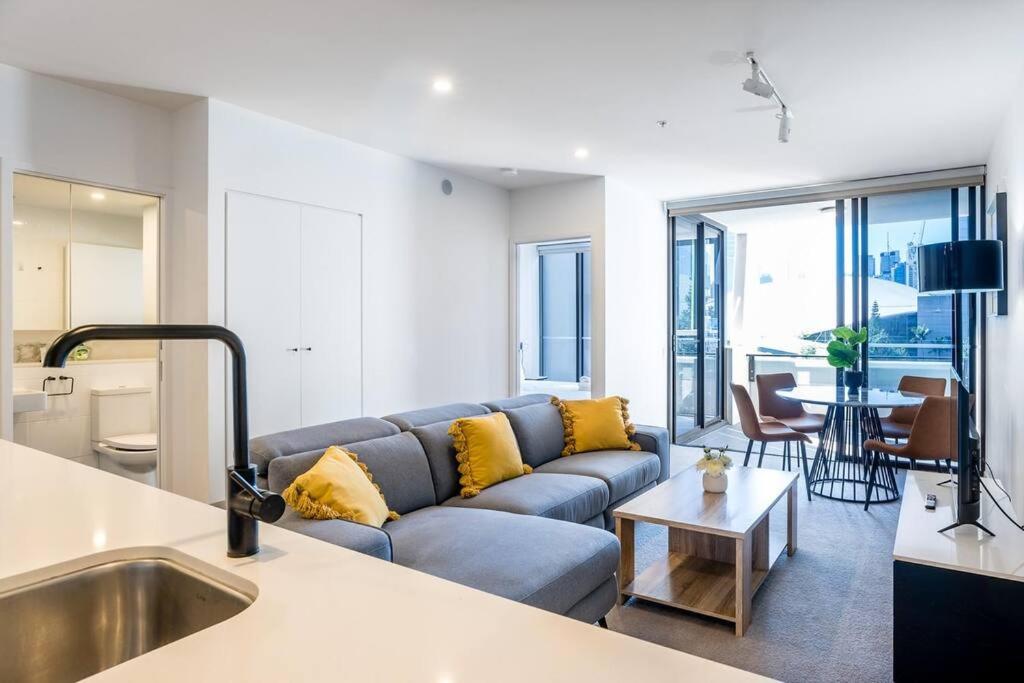 South Bank Central 1 bedroom apartment with Parking