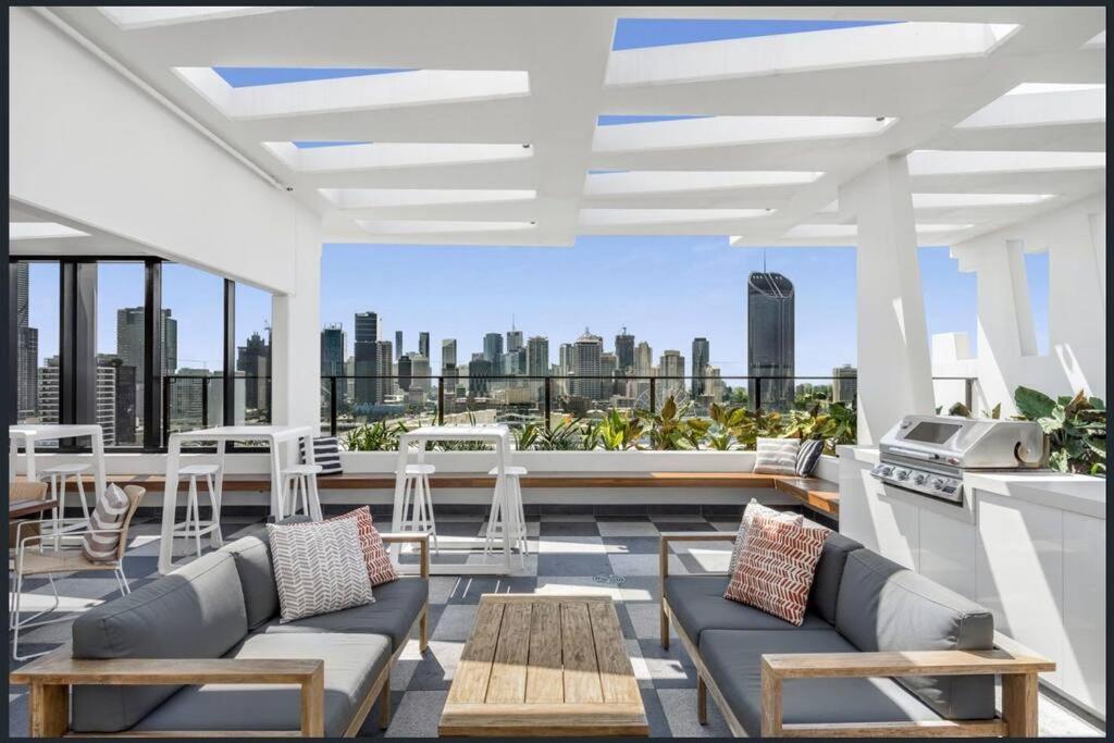 South Bank Central 1 bedroom apartment with Parking