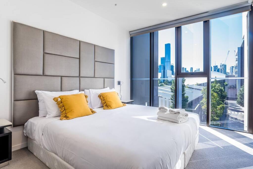 South Bank Central 1 bedroom apartment with Parking