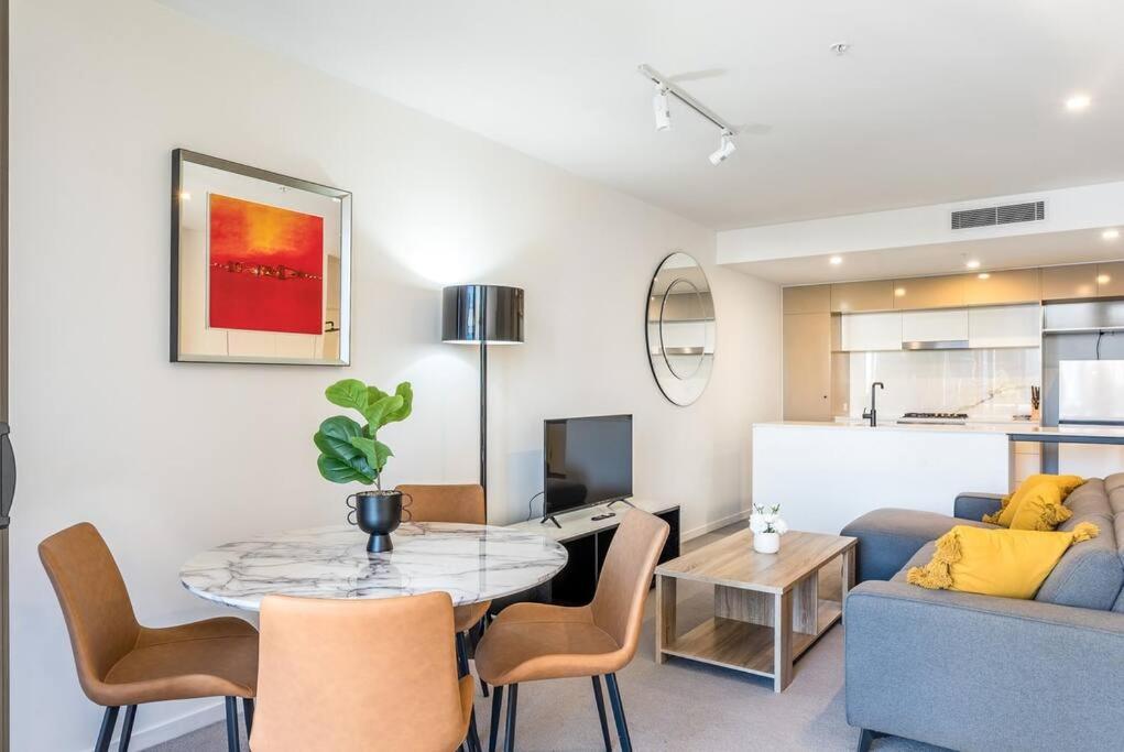 South Bank Central 1 bedroom apartment with Parking
