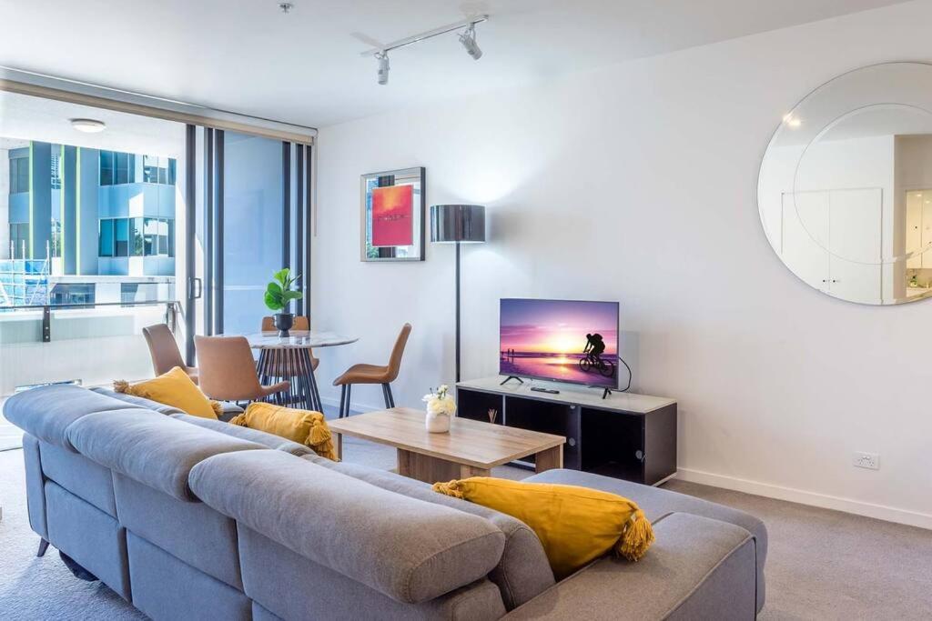 South Bank Central 1 bedroom apartment with Parking