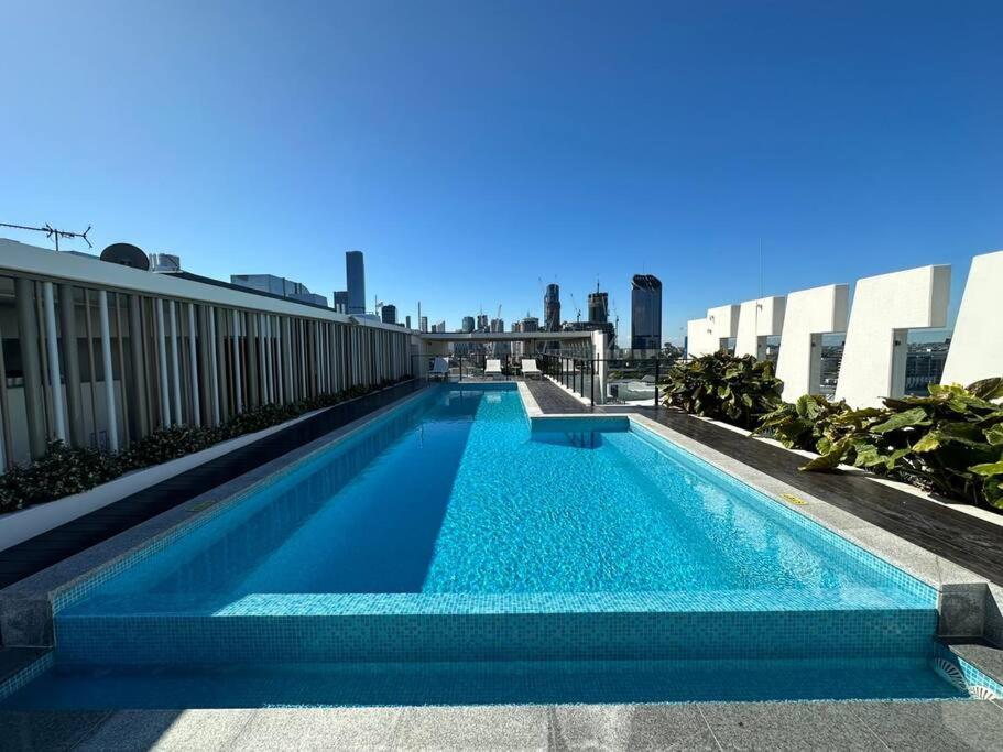 South Bank Central 1 bedroom apartment with Parking