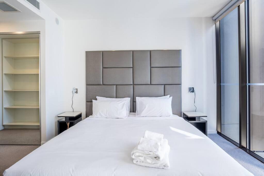 South Bank Central 1 bedroom apartment with Parking