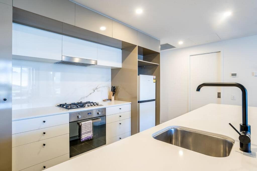 South Bank Central 1 bedroom apartment with Parking