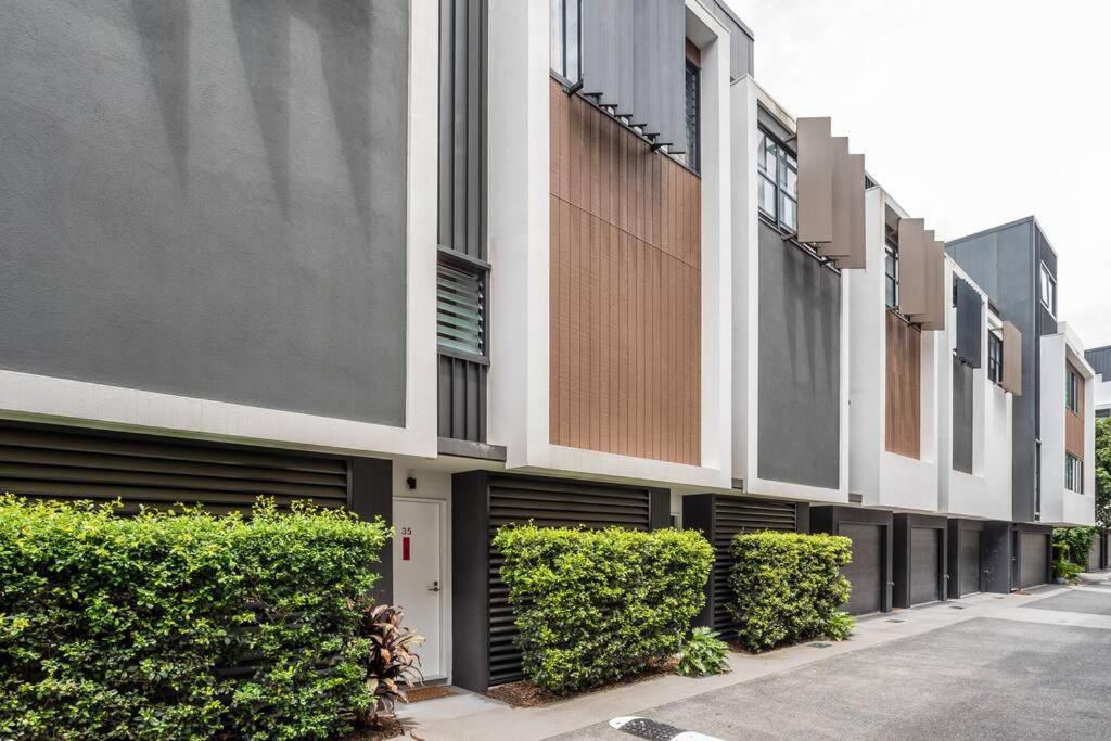 Westend 3 bedroom Split level Townhouse Next to River