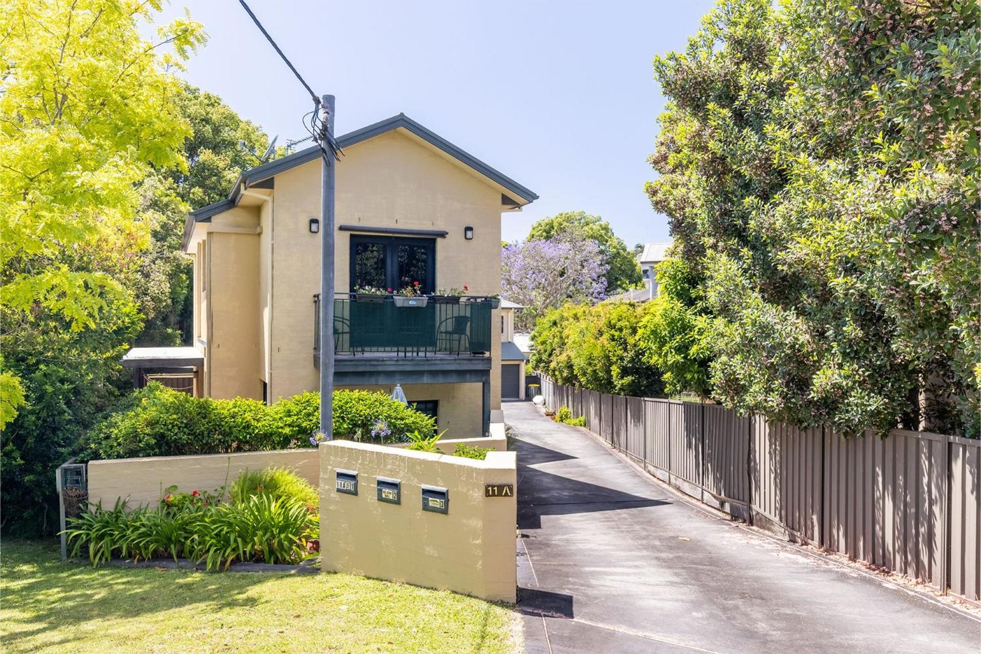 2 11a Christmas Bush Avenue - fantastic pet friendly townhouse close to Dutchies Beach with Wi-Fi and Air Con