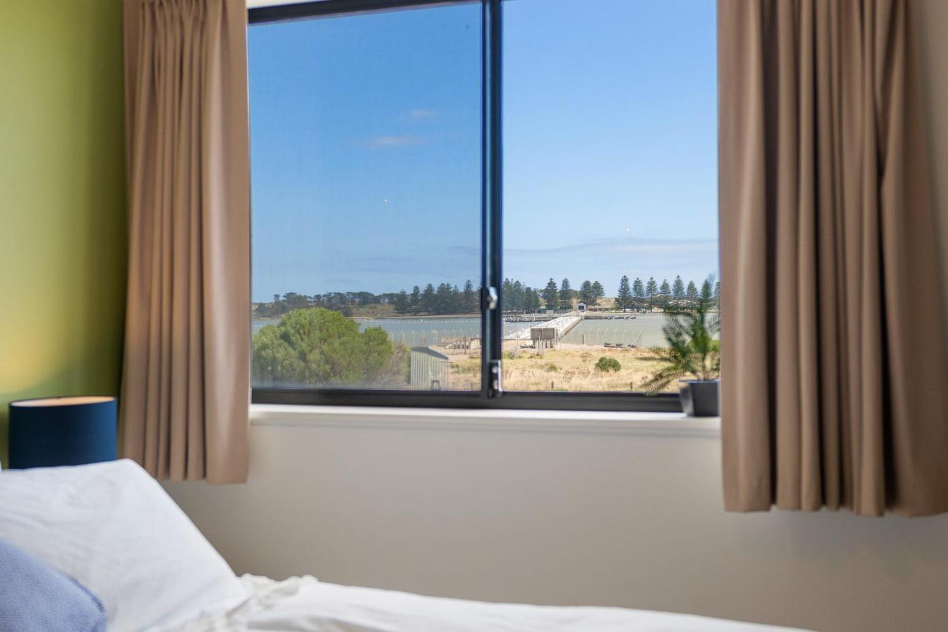 14 Excelsior Pde - BYO Linen - Pets Negotiable - Waterviews