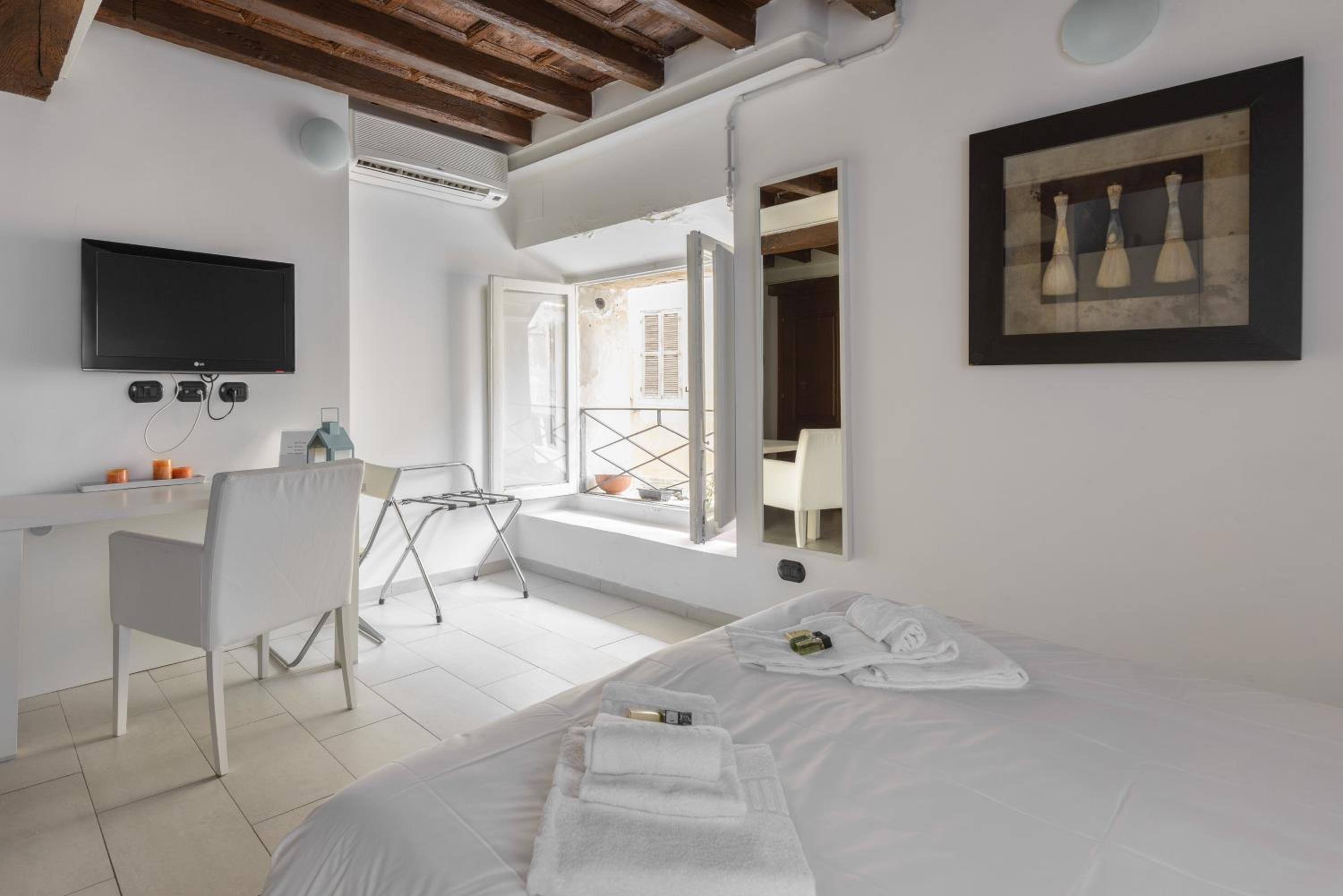Flowers Apartments Rome City Center