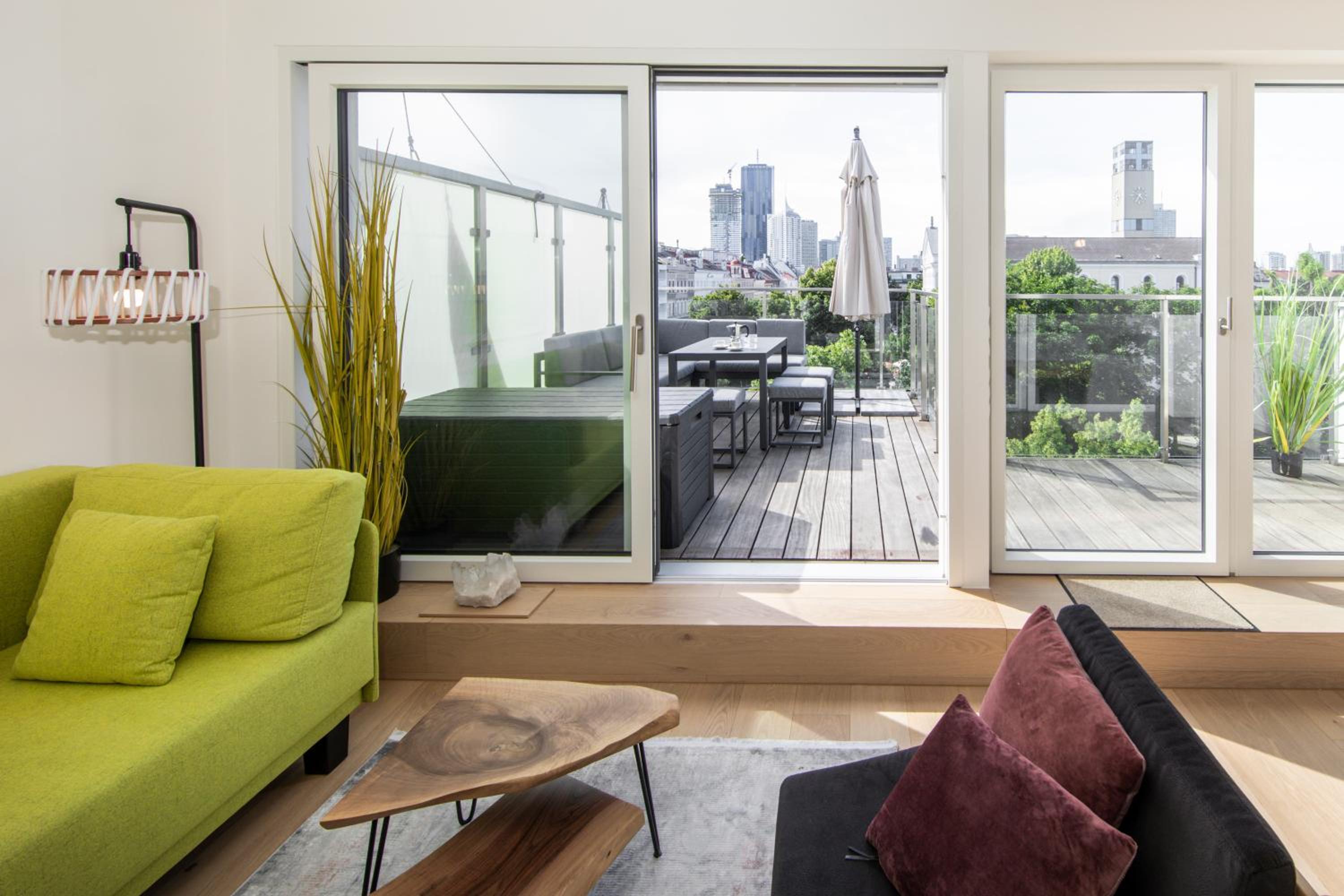 SkyLine Apartment mit Terrasse close to Lakes